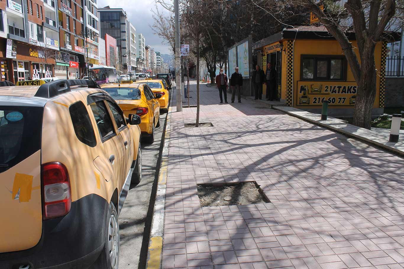 Van'lı taksiciler mağduriyetlerinin giderilmesini istiyor Van'lı taksiciler mağduriyetlerinin giderilmesini istiyor